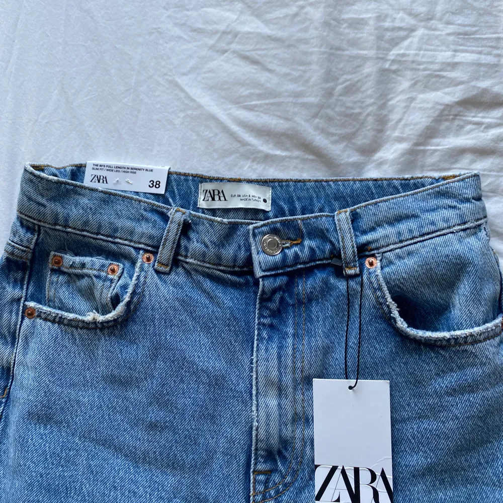 Säljer nu de skit snygga 90s full length jeansen från zara som är slutsålda överallt! Storleken är 38 och de är långa i benen (modellen är 175), lappen sitter kvar och de har färgen ”serenity blue”✨ Frakten kostar 66kr, buda i kommentarerna! AVSLUTAS fredag 26 februari eller SÄLJER DIREKT för 450+frakt💕 Skriv om ni har frågor eller önskar fler bilder☺️ HÖGSTA BUD 390+frakt. Jeans & Byxor.