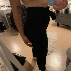 Kostymbyxor  - Kostymbyxor med hög midja även knyte.