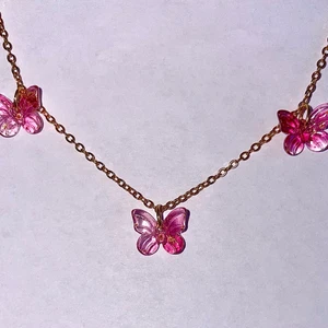 Golden butterfly halsband  - ’Golden butterflies’ Halsband - 59kr  Fraktkostnad 19kr  Finns möjlighet att mötas upp i centrala Stockholm efter överenskommelse. - därav ingen fraktavgift.  