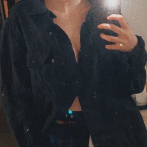 Ralph Lauren vintage skjorta - Köpte den på second hand ✋. Använder inte den längre så därför säljer jag den här istället:) storlek: XL! Även en anledning till att jag säljer den för den e rätt så ✨ Over Sized ✨ för mig. 