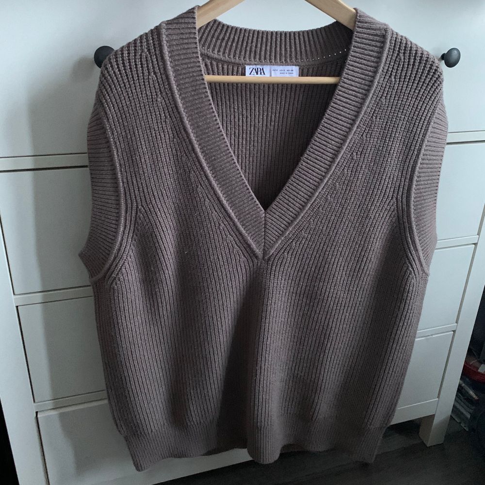 Säljer min super fina stickade väst som tyvärr bara kommit till användning en gång, västen är fortfarande i lika bra skick nu som när jag köpte den. Detta är en oversize väst och är i storleken S. Skulle därför säga att den mer är en M i storleken så passar både för den som vill ha den oversize eller den som vill ha den mer ”rak”. Spårbar frakt på 66kr tillkommer🥰 . Stickat.
