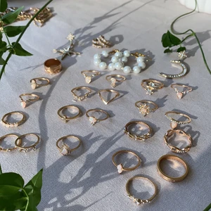 Oanvända ringar & örhängen - De som är under stjärnan är xs/s, under pärlörhängena är M, och under månen är L 🌹 Örhängena ovanför kostar 60krst förutom de små creolerna som jag säljer för 30. Frakt: 10 kr