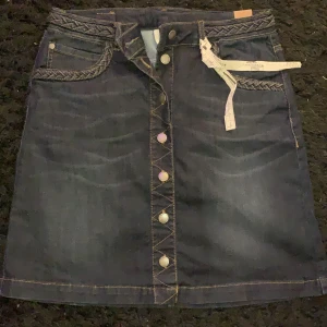 Jeanskjol  - Jättefin Jeanskjol , aldrig använd. Den är från märket FREE|QUENT. I storlek S. Mitt pris : 100kr + frakt