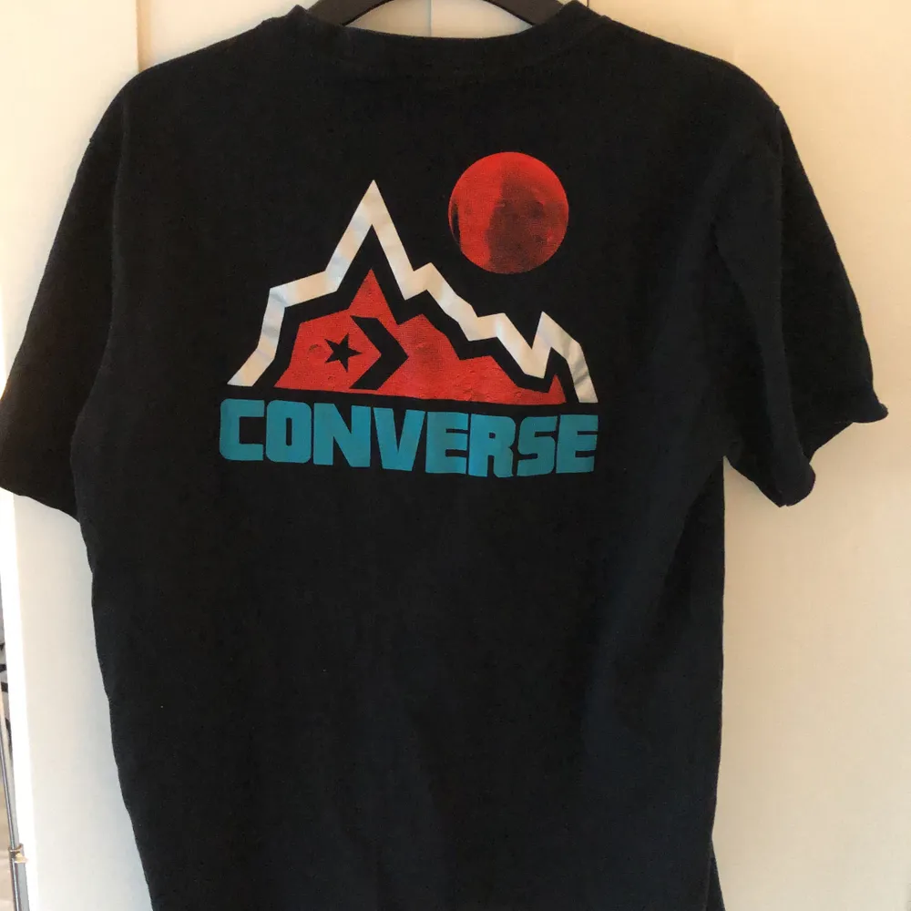 Svart Converse T-Shirt med berg tryck på baksidan. Skick:8/10. Storlek M . T-shirts.