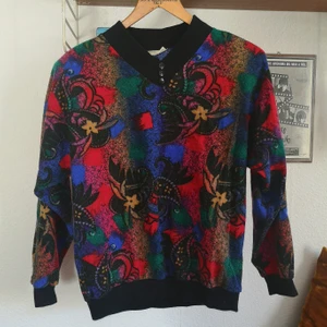 Vintage fleece tröja ❤️ - Superfin vintage tröja i typ fleeceaktigt material. Har axelvaddar men kan klippas bort. Fint skick, lite nopprig. Passar dig i Medium-Large. 