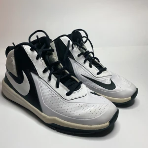 Basketskor Nike - Sköna och fina basketskor i storlek 39 från Nike. Passar både tjej och kille. Säljer pga spelar inte basket längre.