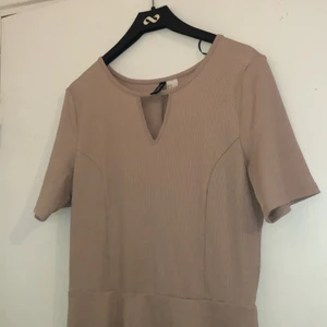 Rosa klänning. - Använd 1 gång. Pris 90kr+ frakt. ( OBS PRIS KAN DISKUTERAS)