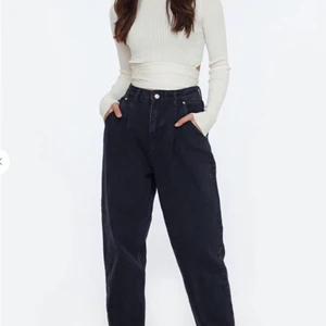 Jeans  - Svarta jeans ifrån chiquelle storlek 36, använda två gånger!