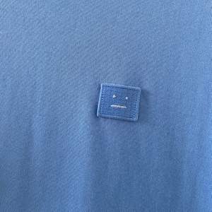 Acne tee ”Nash face” i en klarblå färg som inte längre säljs vilket gör den väldigt unik! Blid 3 syns passformen, Strl M men passar XS-L🤍 Aldrig använd 