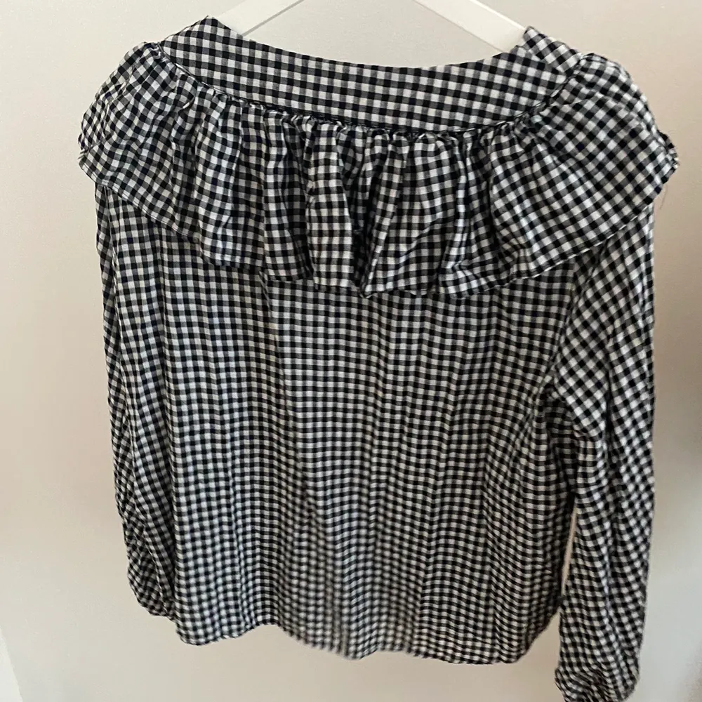 Perfect condition cute shirt from Zara! The size is L.  The price is negotiable, so feel free to send me a message to discuss or if you want more information/pictures!☺️ I accept Swish and PayPal if you rather do that!. Toppar.