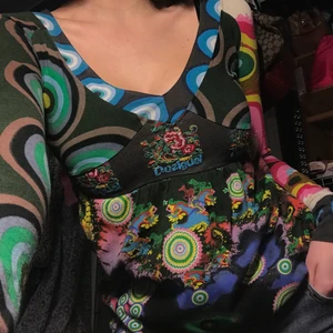 Fin långärmad från desigual! - En så himla fin tröja som jag köpte på sellpy men den var tyvärr liiite för liten!! Jättesynd men eftersom den är så fin tycker jag någon annan får ta över den! :)