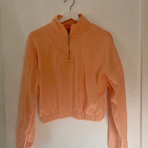 Gina tricot sweatshirt  - Sweatshirt från Gina tricot storlek XS, inte använd då många gånger