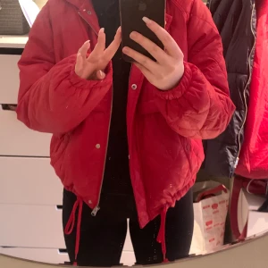 H&M Quiltad jacka med huva i storlek L - Aldrig använd så den är som ny. Dock är prislapp borttagen. Ser bra ut på men för mycket i garderoben tyvärr. Inte så tjock jacka. Personligen har jag S eller M men denna funkade bättre som L
