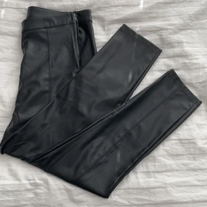 Skinnbyxor strl L - Ett par snygga, knappt använda skinnbrallor i storlek L. De stängs med en dragkedja på sidan och sitter fint på. De är ganska korta för mig som är 177cm. Inte min stil, därav behöver de ett nytt hem. Köparen står för frakt, returneras ej🖤