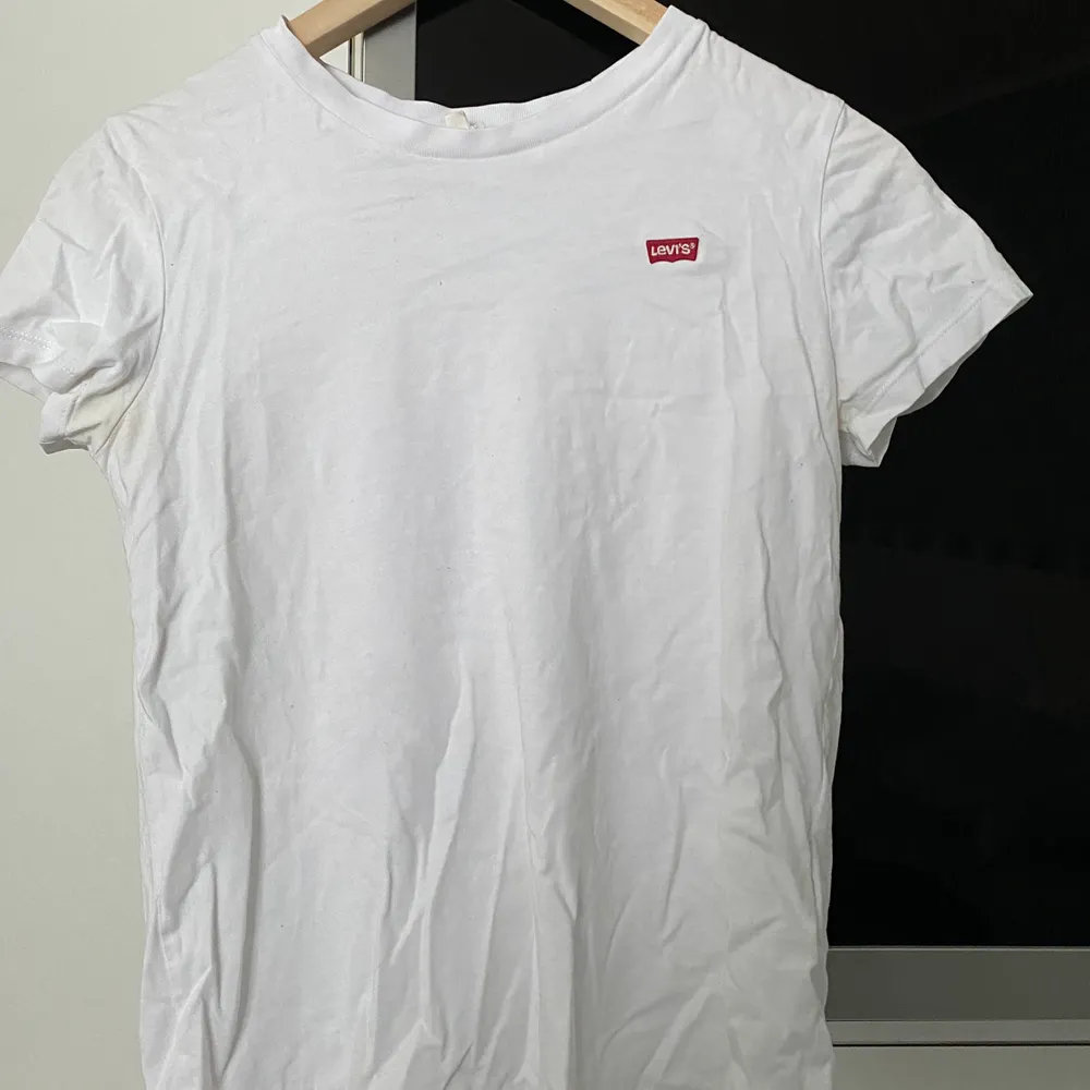 En hel vit t-shirt från Levi’s i storlek XS. Tröjan är max använd 3 gånger. Orginal priset ligger på 250kr och jag säljer denna för 60kr. Köparen står för frakten. Skriv privat om ni är intresserade :). T-shirts.