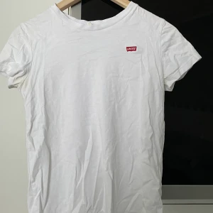 Levi’s T-shirt - En hel vit t-shirt från Levi’s i storlek XS. Tröjan är max använd 3 gånger. Orginal priset ligger på 250kr och jag säljer denna för 60kr. Köparen står för frakten. Skriv privat om ni är intresserade :)