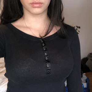 Svart tröja med knappar, 140/XS - Svart ribbad tröja med knappar