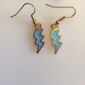 Blixtörhängen  - 25kr frakt 12kr. 