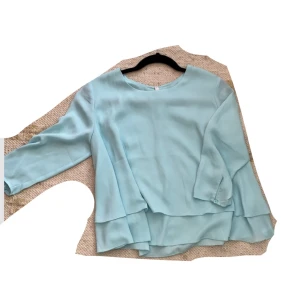 Tröja  - Fjärlfomad, sydd tröja superfin använd fåtal gånger, ärmarna är lite under armbågen men inte hellånga. S men passar även m eftersom de är så lufig och stor