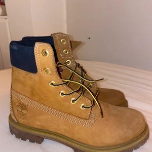 45th Timberlands storlek 38 - Helt sprillans nya timberlands yellow skor! Super snygga och har inte kunnat använda dom alls då de är för små för mig! Köpte för 1100kr. Startbud: 500. Eller om du vill köpa direkt för 899kr. 