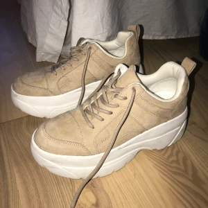 Beiga sneakers strl 38 - Supersnygga beiga sneakers från topshop. Är i fint skick då jag använt dom 1 gång. 