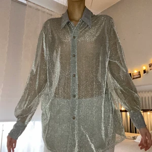 Glitter skjorta  - En glittrig, festlig skjorta! Varan har inga defekter och är köpt second-hand. Har knappt använt den själv. Jag på bilden har storlek XS och därmed är den oversized på mig. Läs mina villkor innan köp! 🧚🏼💓