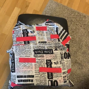 Den är stolek s kostar 25kr4 - Pagg är jätte fint och du kan har den till sommaren 