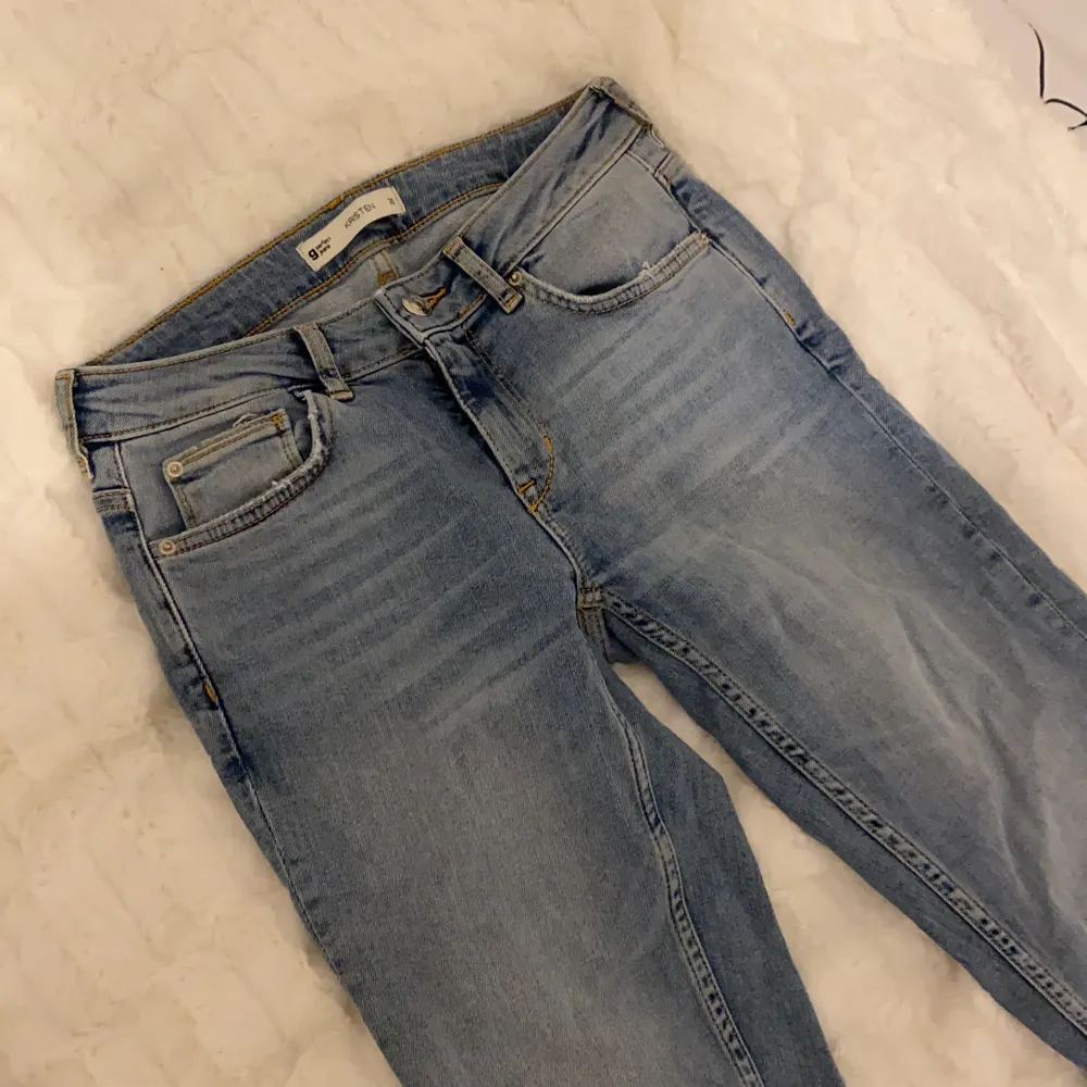 Säljer ett par jeans ifrån Gina Tricot, byxorna har blivit för små för mig och är också inte riktigt min stil längre💖 storlek : 28 tum. Jeans & Byxor.