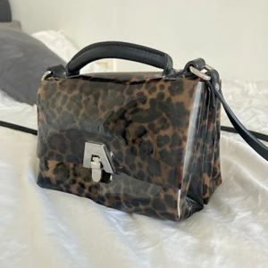 Väska - Väska med leoprint ifrån zara. Köpare står för frakt (63kr)💕💕