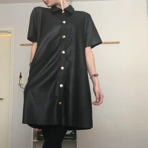 Zara leather dress - Black boxy leather dress with pockets and golden buttons from Zara