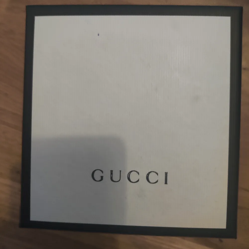 Köpte denna Gucci klocka i vintras för 11 tusen men blev att jag aldrig använder den helt enkelt så nu vill jag sälja den jag kommer sätta priset på 8500 kr men tänker inte ta några skambud under 6000 tusen. Accessoarer.