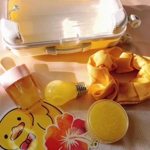 Travel bundles 💕 - I vår Travel bundles får du 2 st läppglans, en lip scrub, en scrunchie, stickers, en liten gulligt resväska och kanske ett par örhänge om du är lycklig 🥰 finns i gul, lila, rosa och blåa. Res väskan kan användas att spara/ hålla smycke efteråt 💕 frakten ligger på 25kr eftersom väskan kan vara tungt. Skicka alltid bild på paketet innan jag posta. FÖR MER INFO OCH RABATT KODER KAN NI KÖPA GENOM MIN WEBBSIDA. RABATTER FINNS PÅ MIN INSTA @BGMBEAUTYCOSMETICS 💕