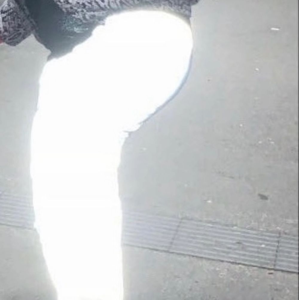 Hej! Säljer dessa super coola reflex byxor! Köpt från Shein för 179kr men säljer de för endast 50kr då de inte kommer till användning, jag har endast andvänt de 2gånger mycket varsamt! Så de är precis som nya. Det står på byxorna att de är i Storlek L men de passar mig perfekt som har storlek M, tror även att de passar storlek S, då de har resår i midjan! . Jeans & Byxor.