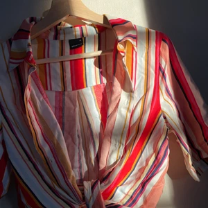 Knutblus från Ginatricot - Knutblus från Ginatricot i väldigt somriga färger. Enbart använd en gång ☺️ 