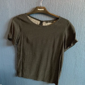 Prickig - Åhléns t-shirt. Prickig och väldigt mjuk. Knappt använd. Jag köpte den för 350kr och nu säljer jag den för 100kr, jag betalar för frakten 