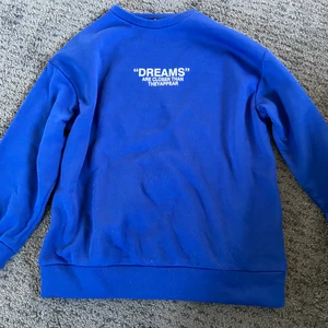 Shein - Säljer denna fina sweatshirten från shein. Har inte använts någon gång och är i bra skick. Storleken är xs dam. Säljer den för 50 kr + frakt och ny pris är 139kr. Eventuell frakt står köparen för.