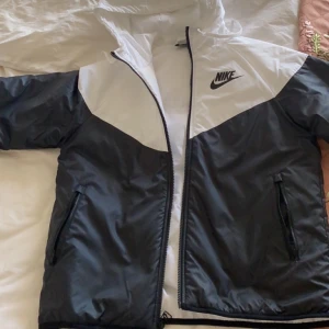 Nike jacka - Oanvänd Nike jacka köpt för 900kr
