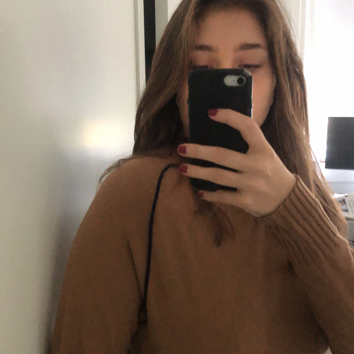 Snygg tröja i hasselnötsfärg med marinblå ränder vid axlarna.😀 - 91