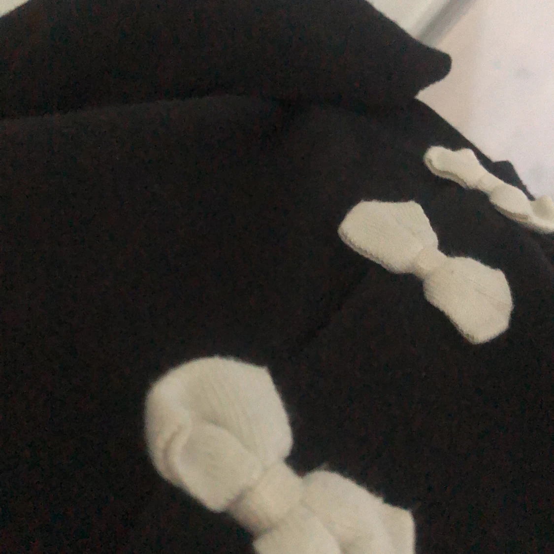 Söt stickad tröja med rosetter - 91