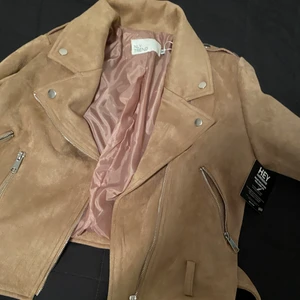 Mocka Jacka - Brun/Beige mocka jacka från Nelly i storlek 36 oanvänd med etikett