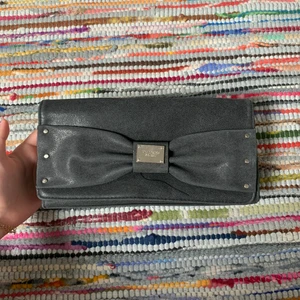 fil svart handväska med rosett 🖤 - Detta är min mammas gamla väska! Den är jättefin och perfekt som börs. Frakten ingår i priset 💜🖤