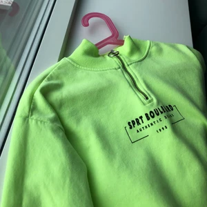 H&M neon grön sweatshirt - Denna sweatshirten är i fint skick. Köpt för ungefär 1,5 år sen. Färgen syns bäst i bild 1.