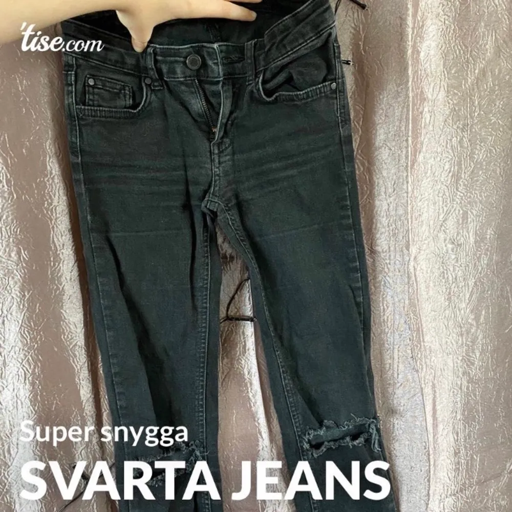 Säljer dessa super fina jeans som tyvärr har blivit för små för mig!. Jeans & Byxor.