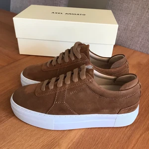 AXEL ARIGATO PLATFORM SUEDE 35 - Helt nya oanvända AXEL ARIGATO Platform Suede i brun mocka. Storlek 35. (Mer som en 36a). Skickas med dustbag, chopsticks & i originalkartong. Nypris 1750 kr 