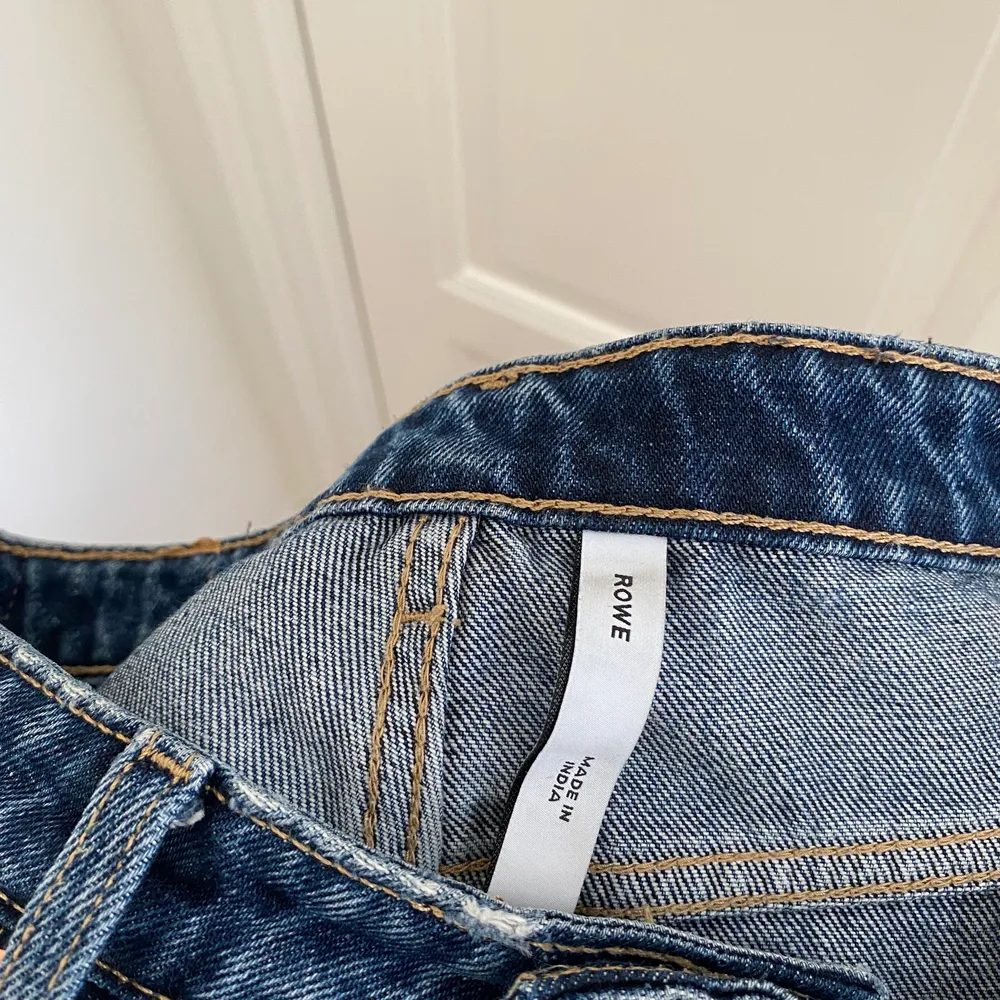 Säljer ett år högmidjade mörkblåa jeans i modellen rowe från weekday i storlek 28/32. Jeans & Byxor.