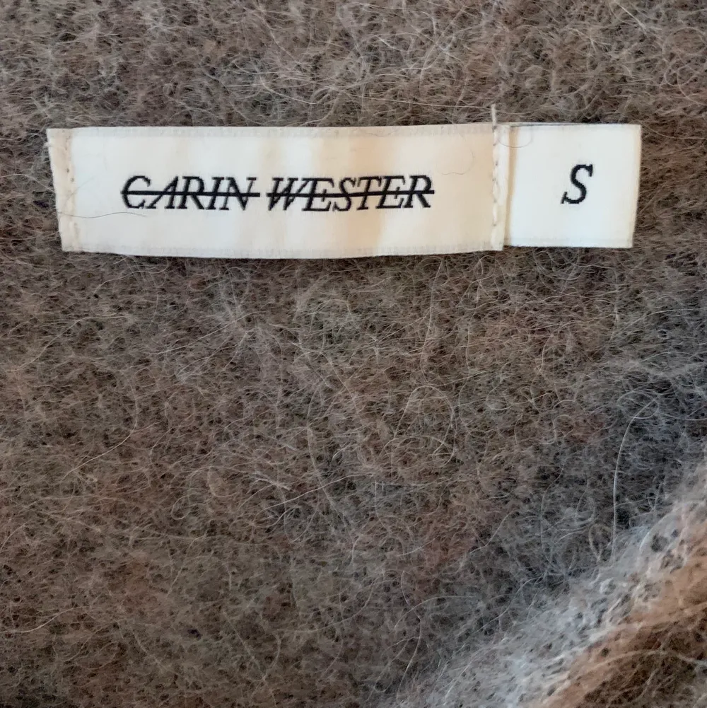 En fin gråmelerad/flerfärgad ylletröja från Carin Wester, inte så stickig! Ca. storlek S (skulle nog passa bäst på en Xs-S❤️ Perfekta hösttröjan! . Stickat.