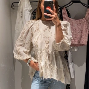 Bohemisk blus - Har en söt blus med fransar på från Zara. Köpt förra året och har använt ett fåtal gånger❣️ 