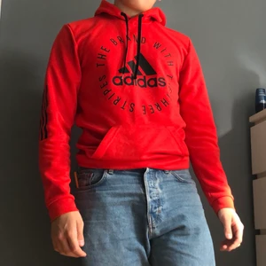 Adidas hoodie röd - Inga skador! köpte den förra hösten. Fråga gärna om mer bilder om det behövs.