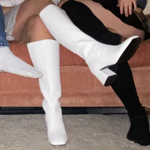 ASSNYGGA vita cowboy boots  - Vita höga cowboy boots 😍 strl 37. Använda 1 gång inomhus så helt nytt skick 🕺🕺🕺