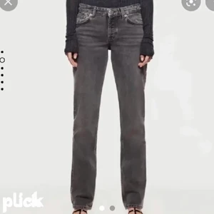Lågmidjade grå jeans från zara - Slutsålda överallt, storlek 34! Köparen står för frakten, eventuellt mötas upp i centrala Gbg